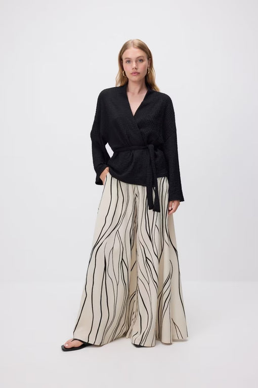 Loose trousers with pockets