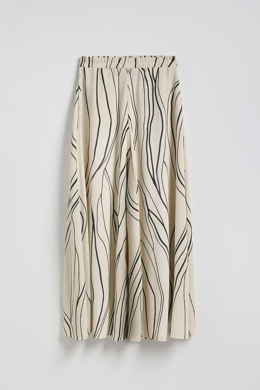 Loose trousers with pockets