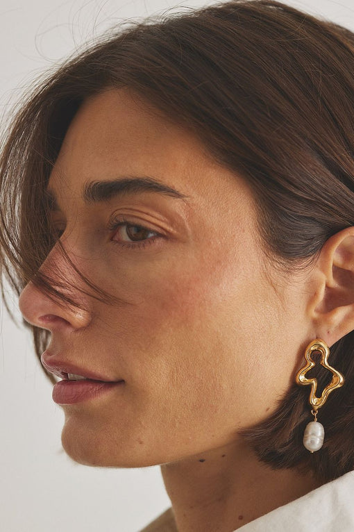Irregular pearl earrings